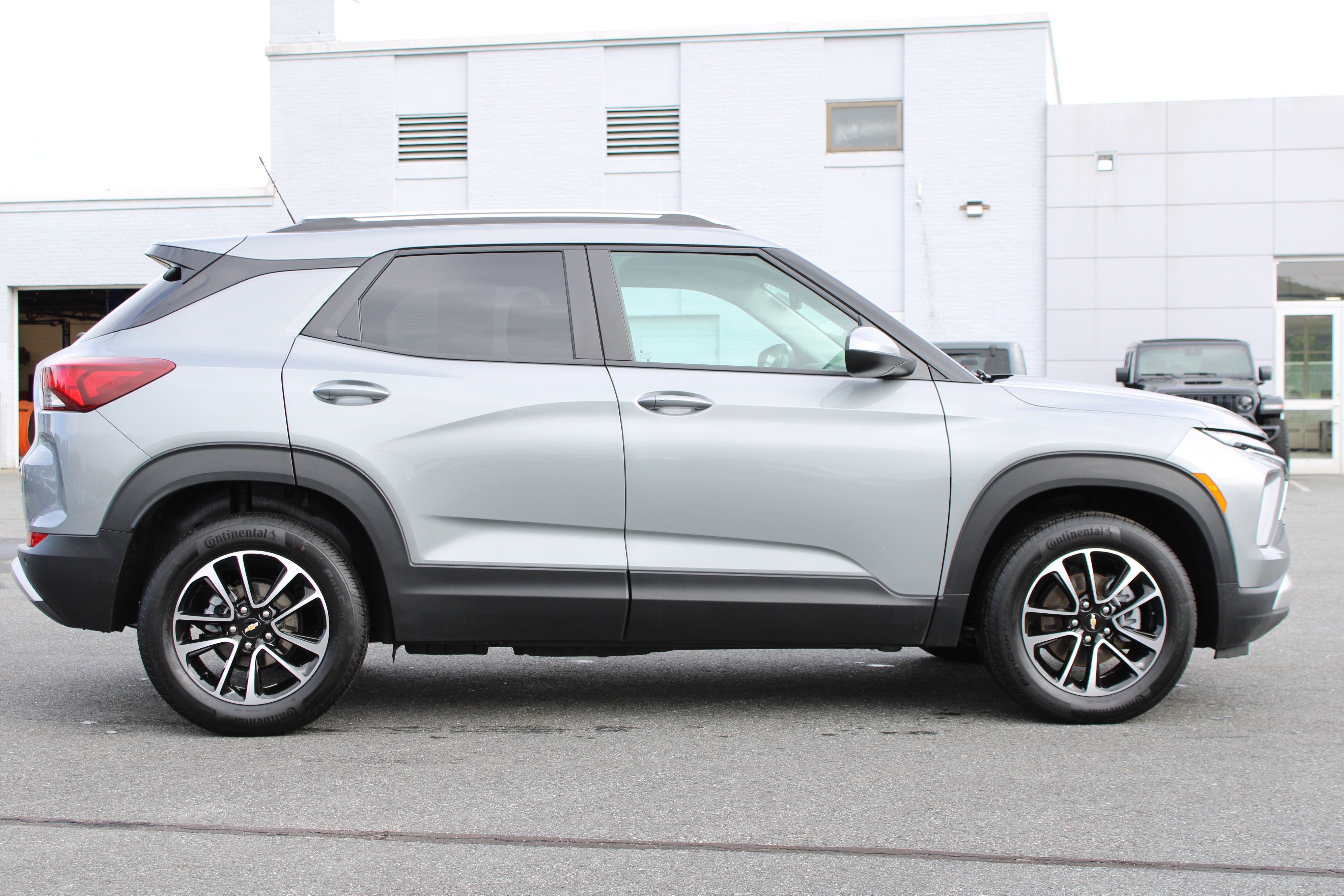 Used 2025 Chevrolet TrailBlazer LT w/ Convenience Package AWD/4WD image 11