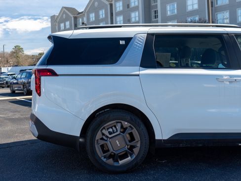 New 2026 Kia Carnival EX FWD image 9