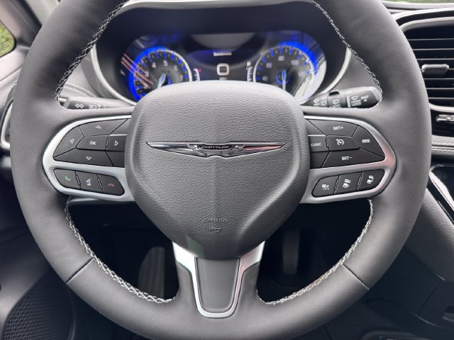 New 2025 Chrysler Pacifica Select AWD/4WD image 4