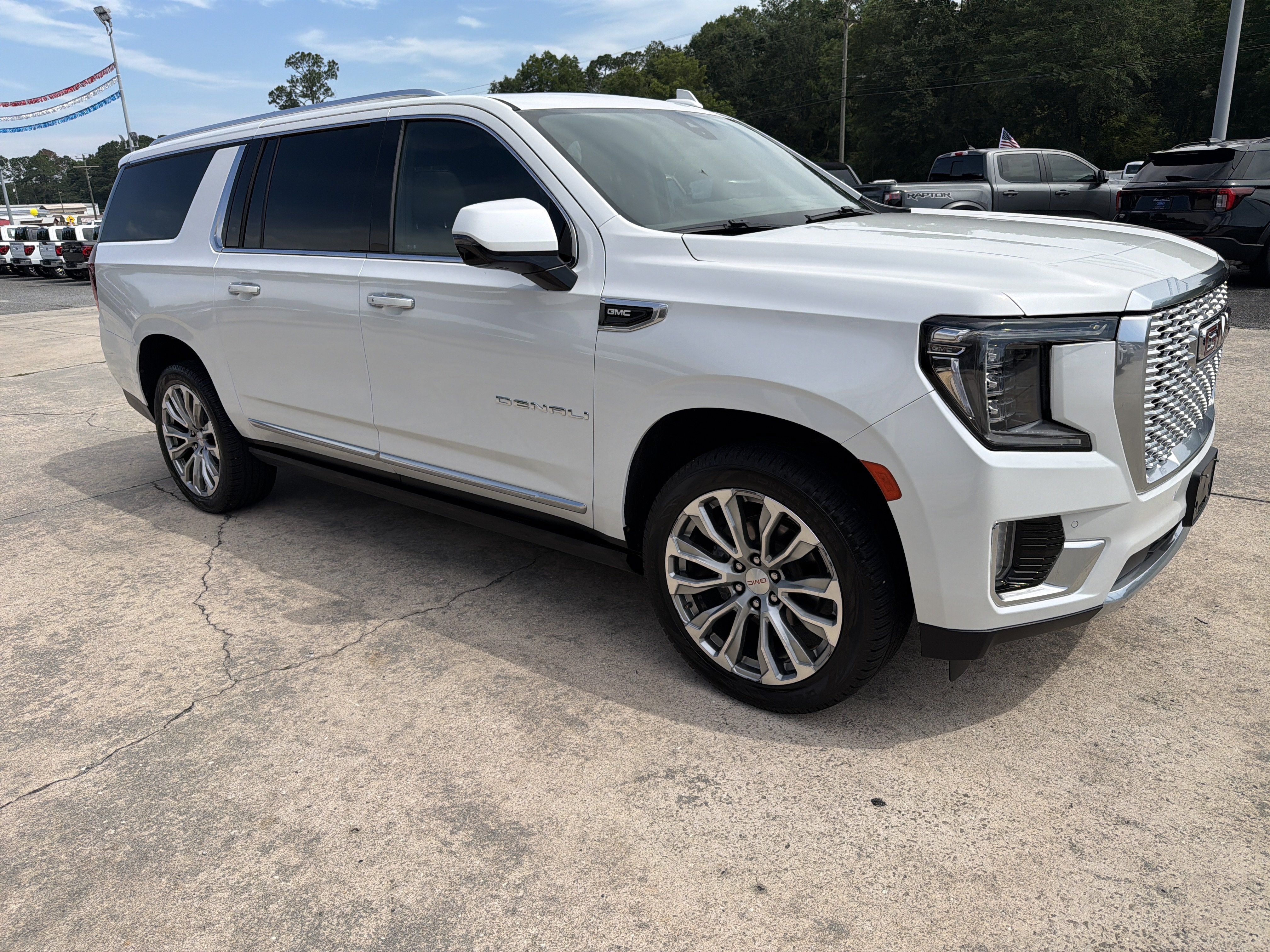Used 2022 GMC Yukon XL Denali w/ Denali Premium Package AWD/4WD image 5