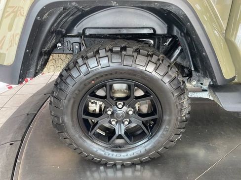 Used 2025 Jeep Gladiator Sport AWD/4WD image 6