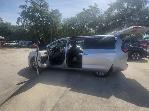 Used 2017 Chrysler Pacifica Touring w/ Tire & Wheel Group FWD image 92