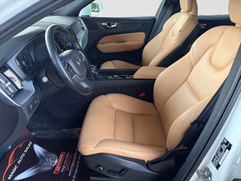 Used 2020 Volvo XC60 T5 Momentum w/ Protection Package AWD/4WD image 12