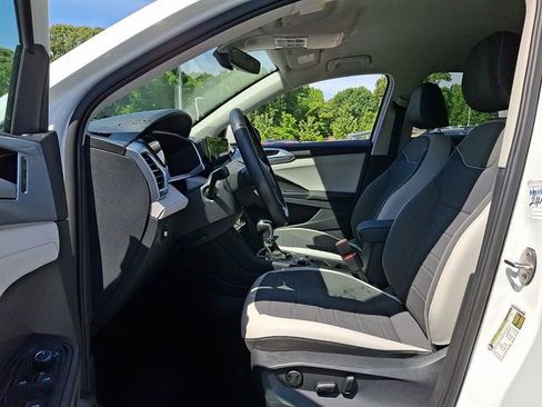 Used 2025 Volkswagen Taos SE AWD/4WD image 13