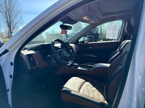 Used 2025 Nissan Pathfinder Platinum w/ Black Appearance Package AWD/4WD image 46