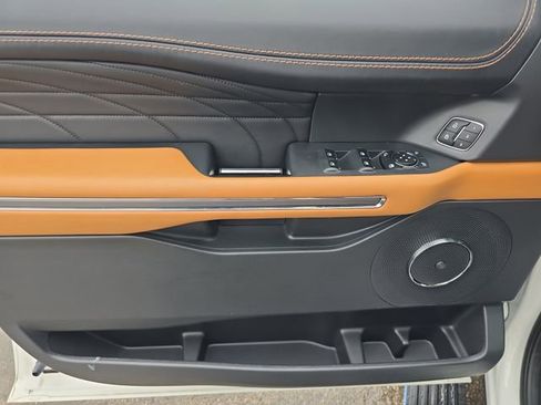 Used 2024 Ford Expedition Platinum image 17