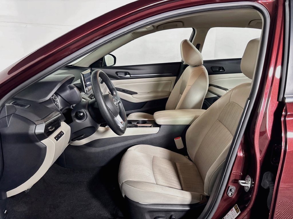 Used 2025 Nissan Altima 2.5 SV FWD image 11