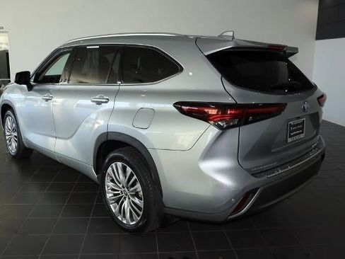 Used 2024 Toyota Highlander Platinum image 3