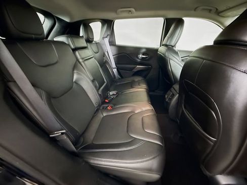 Used 2019 Jeep Cherokee Latitude Plus w/ Cold Weather Group AWD/4WD image 24