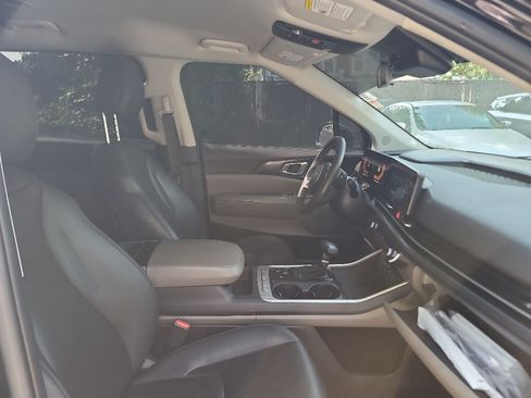 Used 2025 Kia Carnival FWD image 8