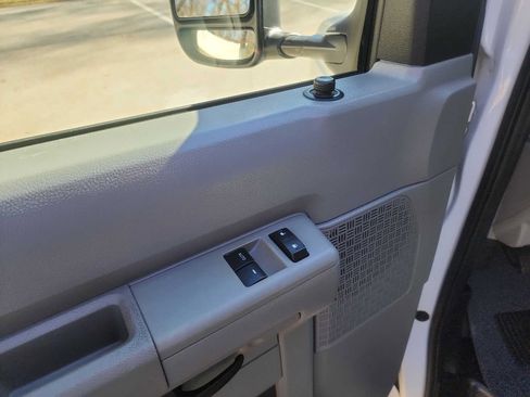 Used 2009 Ford E-350 and Econoline 350 Super Duty Wagon image 15