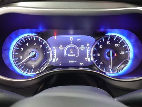 Used 2024 Chrysler Pacifica Touring-L FWD image 43