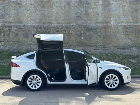 Used 2017 Tesla Model X 75D image 9