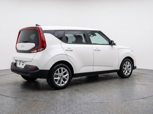 Used 2025 Kia Soul LX w/ LX Technology Package FWD image 9