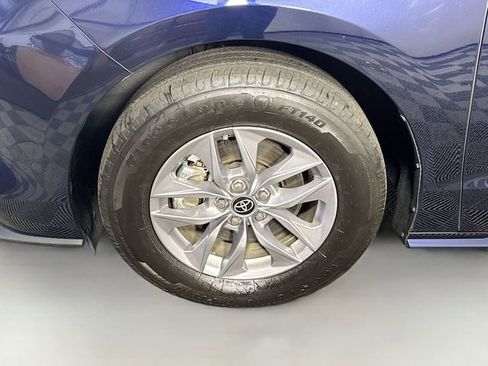 Used 2025 Toyota Sienna XLE AWD/4WD image 4