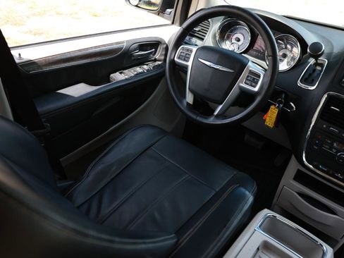 Used 2013 Chrysler Town & Country Touring FWD image 20
