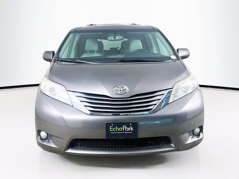 Used 2017 Toyota Sienna XLE Premium FWD image 2