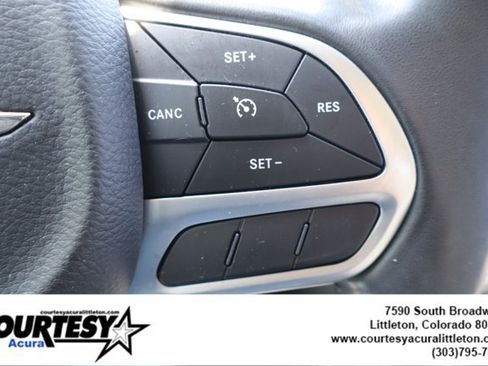 Used 2020 Chrysler 300 Limited RWD image 12