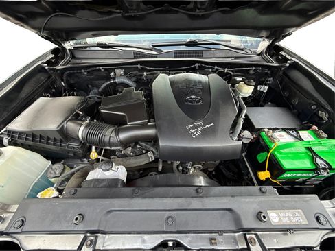 Used 2016 Toyota Tacoma TRD Sport image 11