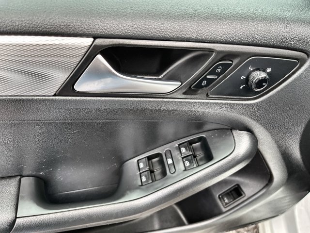 Used 2015 Volkswagen Jetta SE FWD image 23