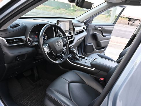 Used 2021 Toyota Highlander XLE AWD/4WD image 10