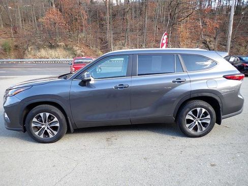 Certified 2023 Toyota Highlander XLE image 9