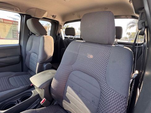 Used 2014 Nissan Frontier SV image 11