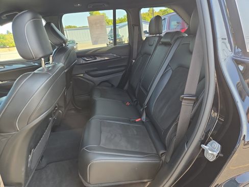 Used 2023 Jeep Grand Cherokee Altitude image 13