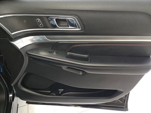 Used 2018 Ford Explorer Sport image 3