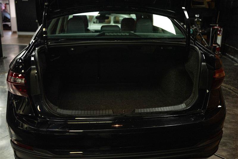 Used 2025 Volkswagen Jetta SE FWD image 7