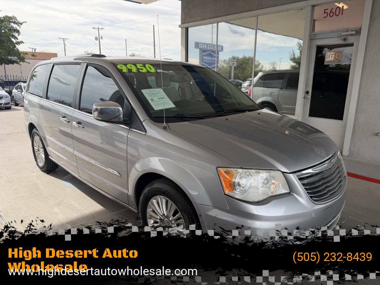 Used 2015 Chrysler Town & Country Limited Platinum w/ Trailer Tow Group FWD image 1