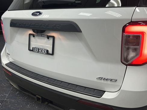 Used 2022 Ford Explorer XLT w/ Equipment Group 202A AWD/4WD image 40