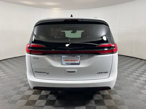 Used 2024 Chrysler Pacifica Limited w/ S Appearance Package FWD image 12