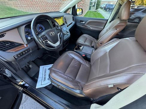 Used 2017 Toyota Sienna Limited Premium image 32