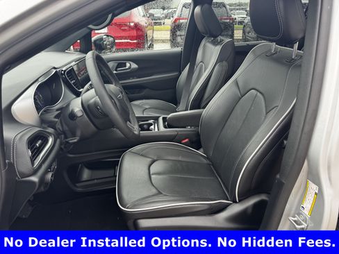 Used 2026 Chrysler Pacifica Limited FWD image 28