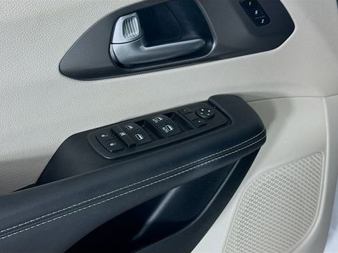Used 2024 Chrysler Pacifica Touring-L FWD image 21