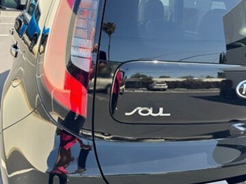 Used 2016 Kia Soul + w/ Primo Package FWD image 10