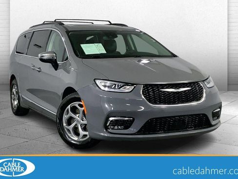 Used 2023 Chrysler Pacifica Limited image 1