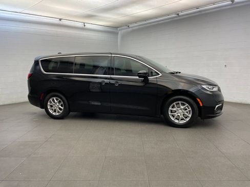 New 2026 Chrysler Pacifica Select image 2