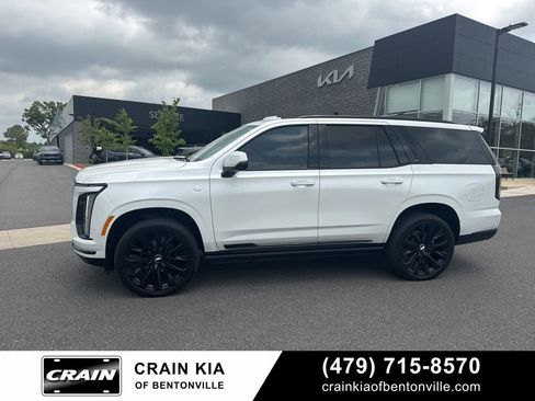 Used 2025 Cadillac Escalade Sport Platinum w/ LPO, ONYX Package AWD/4WD image 9