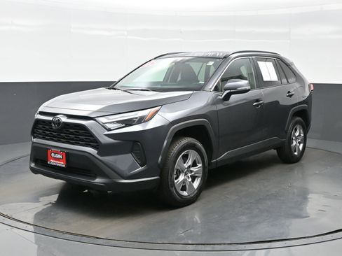 Used 2025 Toyota RAV4 XLE AWD/4WD image 2