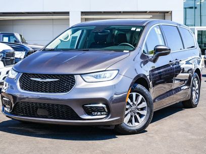 Used 2022 Chrysler Pacifica Touring-L w/ Uconnect Theater Family Group