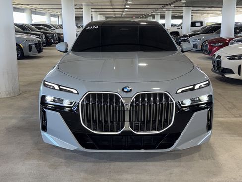 Used 2024 BMW 760i xDrive w/ Premium Package 2 AWD/4WD image 3