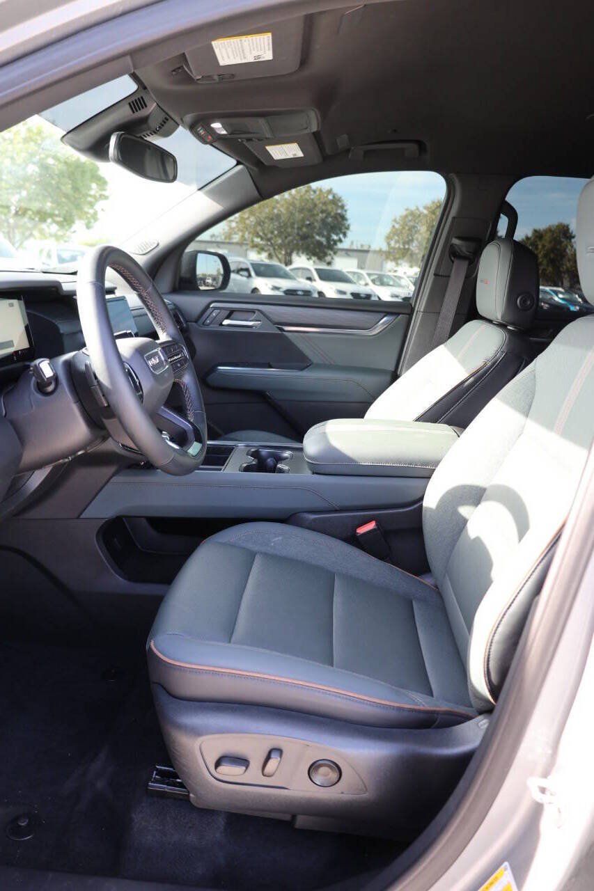 Used 2025 GMC Acadia AT4 AWD/4WD image 13