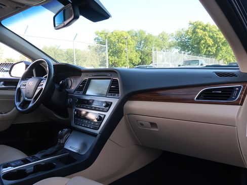 Used 2016 Hyundai Sonata Limited w/ Option Group 02 FWD image 27