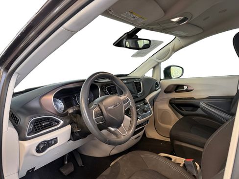 Used 2023 Chrysler Voyager LX FWD image 9