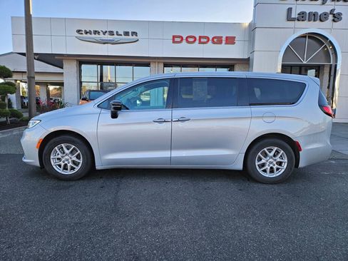 Used 2024 Chrysler Pacifica Touring-L image 2