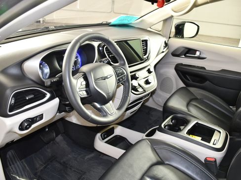 Used 2024 Chrysler Pacifica Touring-L FWD image 2