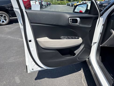 Used 2025 Hyundai Venue SEL FWD image 11