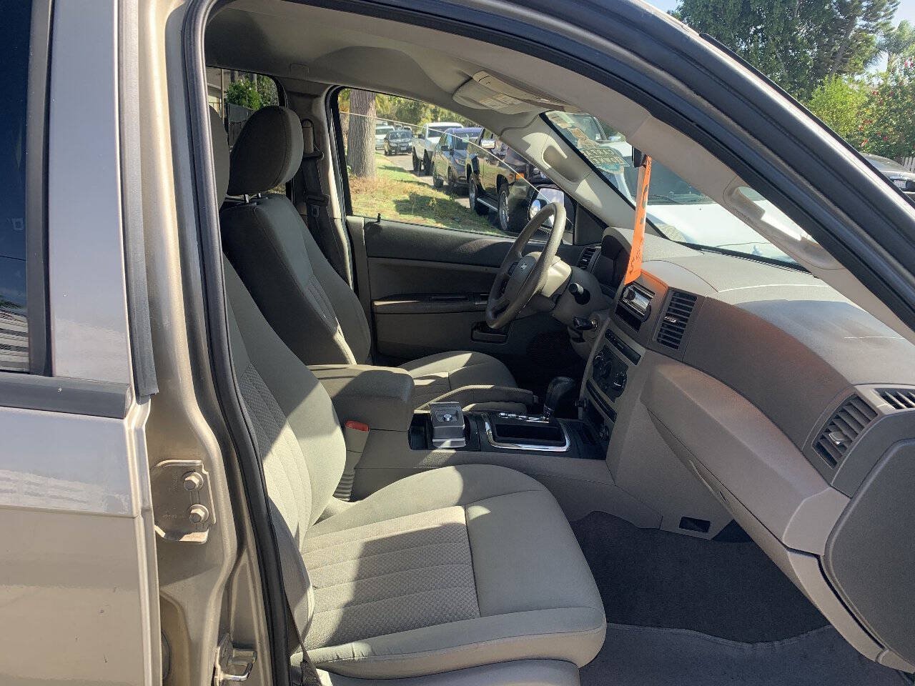 Used 2005 Jeep Grand Cherokee Laredo w/ Cargo Convenience Group RWD image 9
